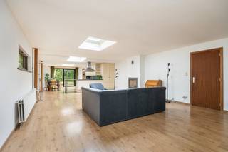 <strong>Kangoeroe- / zorgwonen of een leuke, te renoveren gezinswoning met veel potentieel gelegen in een residentiële/groene en uiterst rustige omgeving op een perceel van 3.009 m².</strong><br /><br /><strong>Ligging:</strong> De woning is gelegen op een riant perceel van 3.009m² in een residentiële buurt omgeven door veel groen. Nabij het centrum van Turnhout, nieuwe kaai en tal van leuke wandel- en fietspaden. Tevens een vlotte verbinding met de E34 en nabijgelegen gemeentes.<br /><br /><strong>Indeling:</strong> inkomhal - inpandige garage - leefruimte met open keuken - badkamer 1 - 5 slaapkamers - badkamer 2 - leefruimte 2 met keuken - wasplaats<br /><br /><strong>Beschrijving:</strong> Kangoeroewonen of zorgwonen? Deze woning biedt de perfecte oplossing. De woning is opgedeeld, aan de linkerkant een inpandige garage met achtergelegen woonruimte voorzien van zithoek en open ruime keuken. Vanuit deze ruimte is de badkamer met aansluitend slaapkamer aanwezig. Aan de rechterzijde is de woning voorzien van 3 à 4 slaapkamers met badkamer, mooie leefruimte met eetkamer en voorzien van een aparte eigen keuken.<br />De woning is volledig voorzien op het gelijkvloers en heeft eveneens aparte meters en 2 CV ketels waardoor ieders zijn eigen verbruik makkelijk kan hanteren.<br /><br />Verder geniet deze woning een riant perceel met veel groen en is deze gelegen tegen het kanaal van Dessel-Schoten.<br /><br />Graag wijzen wij u op de renovatieplicht voor gebouwen met een E of F EPC-label uiterlijk 6 jaar na aankoop te rekenen vanaf het verlijden van de notariële akte. Voor meer info kijk op de website van het Vlaams Energie- en Klimaatagentschap: https://energiesparen.be/renovatieverplichting<br /><br /><strong>Bijzondere informatieplicht:</strong> in aanvraag