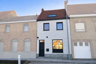 Inschrijven OPEN HUISDAG via info@vastgoednova.be<br /><br />Ontdek deze totaal gerenoveerde woning, afgewerkt met o.a. een nieuwe keuken, badkamer met dubbele lavabo en inloopdouche, nieuw PVC-schrijnwerk, nieuwe vloeren, 2 toiletten, 3 slaapkamers en een aparte wasruimte/berging<br /><br />De zuidwestgerichte tuin is voorzien van een nieuw aangelegd terras, tuinberging en een ruime graszone met open zicht op de velden. Zo geniet u de hele namiddag en tot in de avond van de zon.<br /><br />Ook energetisch scoort deze woning uitstekend: EPC A-label, verwarming op gas met vloerverwarming op het gelijkvloers, 8 zonnepanelen en een geïsoleerd dak. Bovendien beschikt de woning over een conforme elektriciteitskeuring. Mogelijkheid tot aansluiten van een thuisbatterij en reeds voorzien van aansluiting voor airco.<br /><br />De ligging is ideaal: aan de rand van de stad, vlakbij het Marktplein, de Kaai, winkels en restaurants en met een vlotte aansluiting naar de E40.<br /><br />Kom deze knappe woning snel ontdekken en maak een afspraak via info@vastgoednova.be<br />of 0469/155 155.