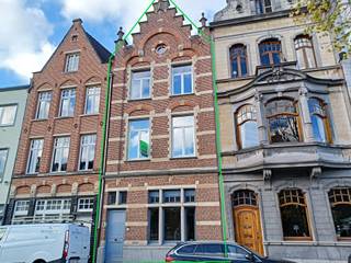 Zeer charmante authentieke herenwoning op één van de mooiste idyllische locaties in het centrum van Lier (Vismarkt). Men kijkt uit op de Binnennete en de verlichte bruggetjes. Buiten deze enorme troef is het maar mooi meegenomen dat alles zich op wandelafstand bevindt. Wat de indeling betreft: mooie inkom met gastentoilet en toegang tot de droge kelder met wasplaats. Vooraan bevindt zich de keuken en een eetplaats die uitgeven op een patio van 5 m². Achteraan, met toegang tot een groot terras/binnentuintje kan men de ruimte gebruiken als bureau, extra zitplaats of slaapkamer. Het terras (30 m²) is ingesloten, zuidwestelijk georiënteerd en omgeven door groen. Een grote leefkamer strekt zich uit over de 1ste verdieping. Op de tweede verdieping vinden we een zeer ruime slaapkamer en een badkamer met inloopdouche, ligbad en dubbele wastafel. Het toilet is apart. De derde verdieping bestaat uit een mezzanine met aansluitend een slaapkamer. Bijna alle vloeren bestaan uit parket of plancher. Voor inlichtingen of een bezoek: 0472/250.280. Stedenbouwkundige inlichtingen in aanvraag.
