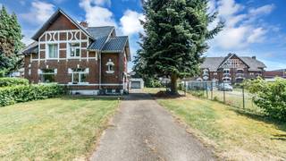 Bent u op zoek naar een karaktervolle woning met een ruim perceel, een rustige ligging én alle dagelijkse voorzieningen binnen handbereik? Dan is deze charmante halfopen bebouwing aan de Kastanjelaan 71 in Maasmechelen absoluut een bezoek waard.<br /><br />Gelegen op een royaal perceel van maar liefst 8a 50ca, geniet u hier van een heerlijke woonomgeving waar rust, privacy en ruimte centraal staan. De woning beschikt over een ruime tuin waar kinderen naar hartenlust kunnen spelen, waar u volop kunt genieten van zonnige dagen of uw eigen groene oase kunt creëren.<br /><br />Binnen treft u een aangename en lichtrijke leefruimte met een gezellige zithoek en eetplaats. Dankzij de grote raampartijen geniet u de hele dag van veel natuurlijk licht, wat zorgt voor een warme en uitnodigende sfeer. De woning biedt bovendien een uitstekende basis om volledig naar eigen smaak verder af te werken of te moderniseren.<br /><br />De ligging is zonder meer een van de grootste troeven. In deze rustige straat woont u in alle sereniteit, terwijl winkels, supermarkten, scholen, openbaar vervoer en belangrijke verbindingswegen zich op korte afstand bevinden.<br />Ook voor ontspanning en vrije tijd zit u hier uitstekend. Maasmechelen Village ligt op minder dan vijf minuten rijden, ideaal voor een dagje shoppen of een gezellige lunch. Daarnaast bevindt u zich vlak bij het prachtige Terhills en het Nationaal Park Hoge Kempen, waar eindeloze wandel- en fietsroutes op u wachten.<br /><br />Maasmechelen staat bekend om zijn veelzijdige culinaire aanbod. Van gezellige brasserieën en sfeervolle bistro's tot authentieke Italiaanse, Turkse, Libanese, Mediterrane en Aziatische restaurants: er is voor ieder wat wils. Of u nu zin heeft in een uitgebreide lunch, een gastronomisch diner of een gezellige avond met vrienden, u vindt het allemaal op slechts enkele minuten van de woning<br /><br />Wens jij deze karaktervolle woning te bezichtigen? Aarzel niet en neem contact met ons op, we staan voor je klaar!<br />Tel.: 0032 497 84 48 80<br />E-mail: info@caenenvastgoed.be<br /><br />Tot binnenkort!<br />