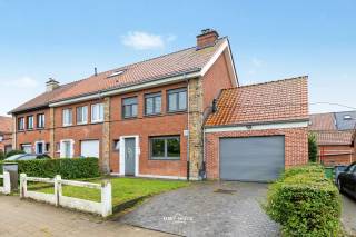 Op zoek naar een instapklare halfopen bebouwing waar u zich meteen thuis voelt? Deze woning combineert comfort, energiezuinigheid en ruimte op een perceel van 232 m², met een bewoonbare oppervlakte van 182 m².<br />De woning telt 4 ruime slaapkamers, een vernieuwde keuken en twee toiletten, ideaal voor een gezin. Dankzij de zongerichte zuidwestelijke oriëntatie genieten de leefruimtes de hele dag van veel natuurlijk licht. Twee extra zolders — waarvan één perfect bewoonbaar en één boven de garage — bieden volop opslag- of uitbreidingsmogelijkheden.<br />Energetisch scoort deze woning uitstekend met EPC-label A: dakisolatie van 12 cm, muur- en vloerisolatie, driedubbele beglazing en een condensatieketel zorgen voor een lage energiefactuur. De elektriciteit is conform tot 2049, en elektrische rolluiken verhogen zowel comfort als veiligheid. De stevige betonnen constructie garandeert duurzaamheid voor de toekomst.<br />Praktisch gezien beschikt u over een garage voor 1 wagen en een oprit voor 1 wagen, zodat parkeren nooit een probleem is. De ligging dichtbij alle mogelijke voorzieningen — winkels, scholen en openbaar vervoer — maakt dit huis helemaal af.<br />Een energiezuinige, instapklare woning met deze troeven vindt u niet elke dag. Contacteer ons snel voor een bezoek, want deze kans is zeldzaam op de markt. Bel ons op het nummer: 052/46.38.03 of info@uw-huis.be.