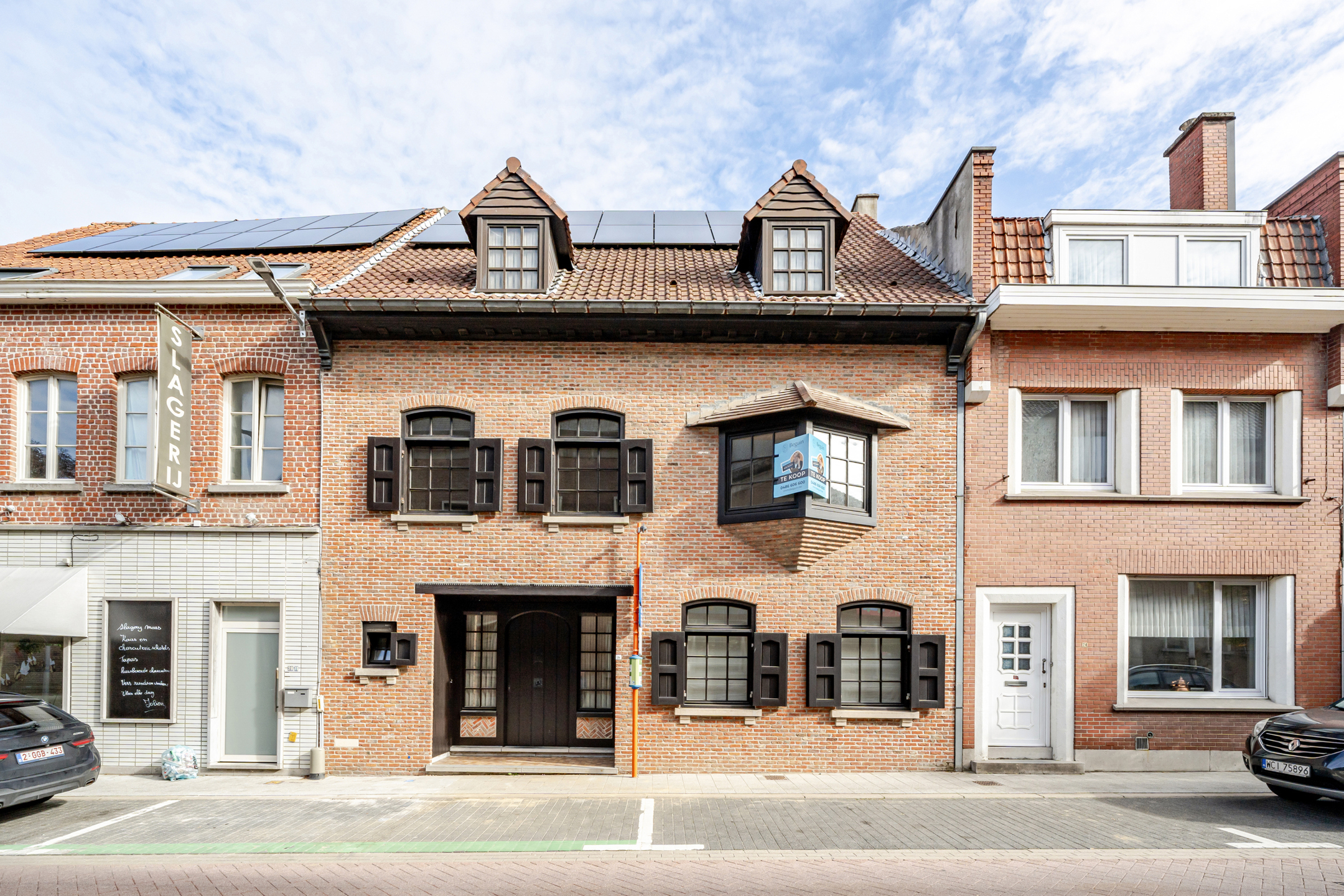 Charmante herenwoning met uitweg achteraan (3 garages). - foto 1