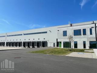 Nieuwbouw state of the art logistiek magazijn van 29.311 m² in combinatie met 1.282 m² instapklare kantoorruimte.<br /><br />De geklimatiseerde loods (BREEAM Excellent) heeft een vrije hoogte van 10,30 meter en is voorzien van 40 laadkades. Bijkomend heeft de vloer een draagkracht van 5T/m² en zijn de ruimtes uitgerust met een ESFR sprinkler systeem. Tevens is er snelle verbinding naar de COSCO terminal. Aan de voorzijde van de magazijnruimte bevindt zich een ingerichte kantoorruimte van 1.282 m².<br /><br />Ruime parkeer- en manoeuvreerruimte op de verharde, omheinde en bewaakte site die voorzien is van toegangscontrole. Tevens mogelijkheid tot huren van andere oppervlaktes. Fenomenaal gelegen in de haven van Zeebrugge, nabij de A11. (EPC : 20250919-0031023101-NR-3 Label C / 20250919-0031023103-NR-3 Label C / 20250919-0031023111-NR-3 Label C)<br /><br />Contacteer PANORAMA B2B voor bijkomende inlichtingen, plannen of een vrijblijvend plaatsbezoek 050 300 700.