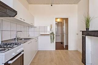 Indeling: Verdieping 2 (147m²):- inkomhal- woonkamer en eetkamer- uitgeruste keuken- wasruimte die aansluit aan de keuken- badkamer 1 met lavabo, bad en toilet- slaapkamer 1 (24m²) - slaapkamer 2 (21m²) - slaapkamer 3 (13m²) die aansluit aan de 2de slaapkamer- badkamer 2 met lavabo, bad en toiletBijzonderheden:- ruim, lichtrijk appartement met 3 slaapkamers- conforme elektriciteit - volledig asbestveilig- gunstige EPC-score- het dak werd reeds volledig geïsoleerd in 2023 en werd voorzien van een elektrische dakkoepel- Toplocatie vlakbij openbaar vervoer, winkels, scholen, parken en nabij Antwerpen stadBent u geïnteresseerd in dit lichtrijke appartement te koop in Antwerpen? Aarzel dan niet om contact met ons op te nemen via janice.racaj@dewaele.com of op 03 206 76 73.Wenst u uw eigendom ook te koop of te huur te stellen? We helpen u graag verder.Steeds tot uw dienst om u verder te helpen met al uw vragen over vastgoed!