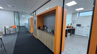 Er zijn verschillende mogelijkheden op de BULO-site, met 250 m² kantoorruimtes en de mogelijkheid om opslagruimtes te huren, variërend van 2000 m² tot 4000 m². De locatie heeft een uitstekende bereikbaarheid via de E19 en biedt ruime parkeermogelijkheden.