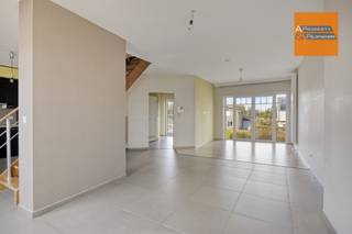 Discover this unique real estate opportunity that perfectly meets the needs of both investors and private buyers. This property, situated on...