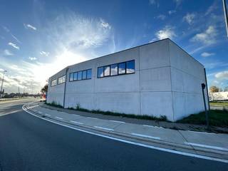Deze recente KMO-unit van 246 m², inclusief één privatieve parkeerplaats, is uitstekend gelegen aan de Pantserschipstraat 50 in Gent, vlakbij de Wiedauwkaai en Zeeschipstraat.<br />Dankzij de onmiddellijke aansluiting op de R4 geniet u van een uitstekende bereikbaarheid.<br /><br />De unit is geschikt als magazijn, opslagruimte of atelier en is opgebouwd uit een betonstructuur met betonnen gevelpanelen. Verder beschikt het gebouw over een geïsoleerd steeldeckdak met lichtstraat en rookluik, een automatische sectionaalpoort, een polybetonvloer en drijfkracht. De volledig overspannen ruimte heeft een vrije hoogte van circa 6 meter, waardoor ze optimaal inzetbaar is voor diverse bedrijfsactiviteiten.<br /><br /><strong><u>Algemene info:</u></strong>
<ul>
	<li>Gelegen in een zone voor zeehavengerelateerde activiteiten.</li>
	<li>Onmiddellijk beschikbaar</li>
	<li>De huurprijs is exclusief btw, onroerende voorheffing, gemeenschappelijke kosten en privatieve kosten.</li>
	<li>Er is momenteel een houten mezaninne aanwezig in het gebouw, welke eventueel kan overgenomen worden. (foto's van voor 1ste ingebruikname)</li>
	<li>Huurprijs 1.490 € (excl. 21 % BTW)</li>
</ul>
Interesse in deze uitstekend gelegen bedrijfsunit? Contacteer Thomas (0475 32 51 89) gerust voor meer informatie of een bezoek ter plaatse.