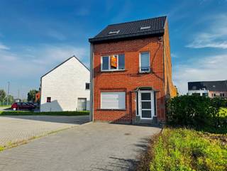 <p><span>Op een strategische locatie aan de Mechelsesteenweg in Blaasveld bevindt zich deze vrijstaande woning, die grotendeels werd gerenoveerd en tal van mogelijkheden biedt. Dankzij de vlotte verbinding met de belangrijkste invalswegen en de nabijheid van winkels en andere voorzieningen, geniet u hier van een bijzonder praktische ligging.</span></p><p><span>Op het gelijkvloers wordt u verwelkomd in de inkomhal, die toegang biedt tot de verschillende leefruimtes. De woning beschikt over twee woonkamers, waardoor er voldoende ruimte is om een gezellige zithoek en een aparte eetkamer of extra leefruimte in te richten. Aansluitend vindt u de polyvalente ruimte, die naar eigen wens kan worden benut, evenals de keuken, een apart toilet en een badkamer.</span></p><p><span>Via het terras bereikt u de diepe tuin, waar u in alle rust kunt genieten van het buitenleven en waar voldoende mogelijkheden zijn om een aangename tuinomgeving te creëren.</span></p><p><span>Op de eerste verdieping bevinden zich twee slaapkamers en een tweede badkamer. De zolderverdieping biedt nog extra ruimte met een derde slaapkamer en een aparte bureauruimte, die eveneens kan worden ingericht als bijkomende slaapkamer.</span></p><p><span>Een bijkomende troef is de ruime oprit, die zorgt voor comfortabele parkeermogelijkheden op eigen terrein.</span></p>
