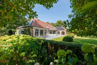 Prachtige villa met binnenzwembad, 5 slaapkamers en 3 badkamers op een perceel van 4.000 m2 te Kasterlee.Deze residentiële villa is gelegen in een...