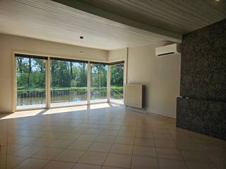 Deze charmante woning met 3 slaapkamers is rustig gelegen in Geel-Winkelomheide, te midden van een groene omgeving met vijvers en natuur. Tegelijk geniet je van een uitstekende bereikbaarheid: winkels, scholen en openbaar vervoer bevinden zich op fietsafstand en ook de verbinding naar de omliggende gemeenten is vlot.<br /><br />Via de inkomhal met gastentoilet kom je terecht in de lichtrijke leefruimte. Dankzij de grote raampartijen geniet je hier van een prachtig uitzicht op de tuin en de omliggende vijvers. De aanwezige airconditioning zorgt bovendien voor een aangenaam binnenklimaat.<br /><br />De keuken met aansluitende eetplaats is uitgerust met een koelkast met vriesvak, vaatwasser, kookplaat, afzuigkap, enkele spoelbak en voldoende kastruimte. Aansluitend bevindt zich een praktische kelder die extra bergruimte biedt.<br /><br />Op het gelijkvloers bevindt zich één slaapkamer. Op de verdieping zijn nog twee ruime slaapkamers en de badkamer, die is ingericht met een douche, toilet en een wastafel met badkamermeubel.<br /><br />Daarnaast beschikt de woning over een garage en extra bergruimte. Rondom de woning zijn meerdere terrassen aangelegd, zodat je op elk moment van de dag kunt genieten van de rust, de groene omgeving en het prachtige uitzicht op de vijvers.<br /><br />Houd er rekening mee dat deze woning, door de grote tuin en de omliggende vijvers, wat extra onderhoud vraagt.