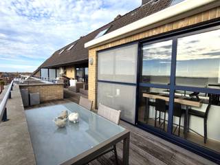 <p>Exclusief Penthouse in het Hart van Ninove – Luxe, Ruimte &amp; Comfort</p>
<p>Ontdek dit uitzonderlijke penthouse dat hedendaags comfort en topkwaliteit perfect combineert. Gelegen in het bruisende centrum van Ninove, geniet u hier van alle voordelen van de stad binnen handbereik, terwijl u kunt ontspannen in een oase van rust en ruimte.</p>
<p>Dit lichtrijke en royale penthouse <strong>heeft maar liefst 197 m² bewoonbare oppervlakte</strong> en omvat een inkomhal met gastentoilet; uitnodigende, lichte en ruime woonkamer met eetplaats; een volledig geïnstalleerde keuken met directe toegang tot een <strong>zeer groot terras achteraan</strong>, met een prachtig open zicht; aan de voorzijde bevindt zich een multifunctionele ruimte, perfect in te richten als bureau, fitnessruimte of extra slaapkamer met een terras.</p>
<p>Op de bovenverdieping vindt u: Een nachthal, master bedroom met dressing, twee extra ruime slaapkamers, een badkamer met alle comfort én een tweede badkamer (momenteel in gebruik als multifunctionele ruimte).</p>
<p><strong>Extra troeven:<br /></strong>-Mogelijkheid tot aankoop van een ruime garage<br />-Gunstige EPC-score, vliegenramen, warmtepompen en gaskachel aanwezig.<br />-Afgewerkt met hoogwaardige materialen voor een stijlvol en duurzaam interieur.</p>
<p>Alles wat u nodig heeft, ligt op wandelafstand: winkels, scholen, openbaar vervoer (station &amp; bus) en belangrijke invalswegen. <br />Dit penthouse is een unieke kans om luxe en comfort te combineren in een centrale en toegankelijke locatie.</p>
<p><strong>Uw nieuwe thuis wacht op u! Ontdek dit pareltje en plan vandaag nog een bezichtiging.</strong><br />Meer info: www.wsb-group.be</p>