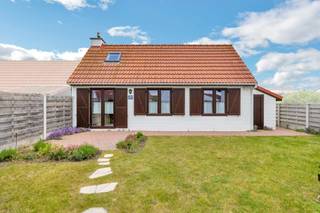<p>Deze <strong>charmante, vrijstaande vakantiewoning</strong> bevindt zich in <strong>het populaire vakantiepark Fabiola in Wenduine</strong>, een toplocatie aan de Belgische kust. Op slechts 200 meter van het strand en de duinen geniet je hier van rust én nabijheid van zee en natuur. De vakantiewoning is praktisch ingedeeld en biedt alle comfort. Op het gelijkvloers vind je een inkomhal met gastentoilet, een badkamer met ligbad en een tweede toilet en <strong>één slaapkamer</strong>, ideaal voor wie alles op één niveau wenst. De <strong>lichtrijke leefruimte met open keuken</strong> is volledig uitgerust met onder andere een grote koelkast met vriesvak, oven en elektrische kookplaat. Op de bovenverdieping is er nog<strong> één ruime slaapkamers</strong> voorzien. Ook kan er een derde kamer gecreëerd worden. Buiten beschikt de woning over een <strong>aangenaam tuintje met terras</strong>. Daarnaast is er <strong>een buitenberging</strong>, waar onder andere fietsen en strandspullen veilig kunnen worden gestald. Het vakantiehuis ligt op een beveiligd domein, enkel toegankelijk voor bewoners en beschikt onder meer over een grote speeltuin. De woning kan volledig gemeubileerd verkocht worden (optioneel) en een <strong>private parkeerplaats is verplicht bij aan te kopen (€5.000)</strong>. Gelijkaardige woningen worden in dit park verhuurd voor 120 euro per nacht. Domicilie is niet toegestaan. Elektriciteit conform. (Maatregelen opgenomen in het maatregelenregister: neen)</p>