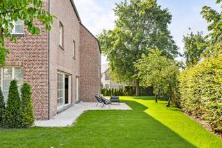 Landelijke woning met praktijkruimte gelegen nabij het centrum van Hoogstraten op perceel van 967 m². De woning werd gebouwd in 2005 en biedt verrassend veel ruimte. Ideaal voor wonen in combinatie met vrij beroep of kantoorruimte aan huis. <br /><br />Gelijkvloers: <br />U betreedt de inkomhal van de woning via de zijkant van het gebouw. In de inkomhal hebt u een gastentoilet. De woonkamer is aan de achterzijde gesitueerd en omvat een ruime zit- en eethoek op parket. De keuken bevindt zich aanpalend en is gescheiden via een speksteenkachel met ingebouwde pizza-oven. Vanuit de leefkeuken kunt u via grote schuifpuien naar het terras aan de zij-kant (zuid-westen). Aan het keukeneiland met vaste eettafel kunt u heerlijk tafelen. De keuken is uitgerust met modern apparatuur en natuurstenen werkblad. Handige wasplaats/berging met inbouwkasten bevindt zich aanpalend, alsook hebt u vanuit de keuken toegang tot de kelderruimte.<br /><br />Praktijkruimte: <br />De praktijkruimte is toegankelijk via afzonderlijke inkomhal aan de voorkant van het gebouw. Rechts hebt u een kleine wachtkamer met toilet. Rechts een mooie praktijkruimte met vast bureau en inbouwkasten. De praktijkruimte is eveneens toegankelijk vanuit de privé. <br /><br />Eerste verdieping: <br />Vaste trap vanuit de keuken naar de bovenverdieping op laminaat. Hier treft u de masterbedroom aan de achterzijde, dewelke is voorzien van vele inbouwkasten. Verder nog 4 slaapkamers, allen voorzien van inbouwkasten/vast meubilair. De badkamer is ruim en praktisch voor een groot gezin en omvat een douche, ligbad, dubbele lavabo in meubel en een toilet. <br /><br />Tweede verdieping: <br />Via een afzonderlijke ruimte hebt u een vaste trap naar de zolderverdieping. Hier hebt u een ruime bergzolder met de CV installatie en verder nog 2 afzonderlijke slaap-/hobbyruimtes.<br /><br />Tuin en garage: <br />Apart garagegebouw in de tuin, toegankelijk via oprit aan de zijkant naar achter. Net als onder de woning is ook hier kruipruimte voorzien. Poolhouse aansluitend met naastliggend vernieuwd zwembad. Zwembadinstallatie aanwezig in garage. Mooi terras aan de zijkant van de woning (zuid-west). <br /><br />Bijzonderheden: <br />- nabij centrum van Hoogstraten, in onmiddellijke nabijheid van supermarkt en voorzieningen. <br />- ideaal voor combinatie wonen / werken aan huis<br />- verwarming op aardgas (condensatieketel 2017) dmv radiatoren <br />- verrassend ruime woning met veel volume<br />- regenwaterput - aangesloten op toiletten / wasmachine<br />- gunstig EPC label - B
