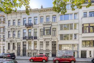 <p>Op de statige Amerikalei, aan Antwerpen-Zuid, bevindt zich deze uitzonderlijke neoclassicistische herenwoning uit 1890, naar architect J.B. De Pooter. Achter de karaktervolle gevel schuilt een bijzonder eigendom waarin historische grandeur, royale volumes en hedendaags comfort samenkomen.</p>
<p>De woning werd grondig gerenoveerd met respect voor haar oorspronkelijke karakter. Authentieke parketvloeren, hoge plafonds, sierlijsten, moulures, wanddecoraties en de statige traphal bleven zorgvuldig bewaard en bepalen mee de unieke uitstraling van het pand.</p>
<p>Het eigendom beschikt over een totale bruikbare oppervlakte van ca. 335 m² inclusief het souterrain. Via een interne doorgang staat de woning rechtstreeks in verbinding met het achterliggende perceel aan de Brederodestraat. Beide percelen hebben samen een grondoppervlakte van ca. 140 m².</p>
<p>Momenteel is het pand ingericht als een hoogwaardig guesthouse met vier ruime suites, elk voorzien van een eigen badkamer en toilet. De gelijkvloerse verdieping doet dienst als gemeenschappelijke leef- en eetruimte met een stijlvol ingerichte keuken. Op de eerste verdieping bevindt zich een bijkomende ruime en lichtrijke leefruimte met volledig geïnstalleerde keuken.</p>
<p>In het souterrain werd de vierde suite ondergebracht en bevindt zich tevens een aangename wellnessruimte met sauna en infraroodcabine. In totaal telt de woning zes toiletten, waarvan twee in de gemeenschappelijke delen.</p>
<p>Voor de huidige guesthouse-uitbating zijn de nodige documenten en goedkeuringen aanwezig.* Ook de overname van het aanwezige meubilair is bespreekbaar, waardoor een vlotte voortzetting van de activiteit mogelijk is.</p>
<p>Een uitzonderlijke meerwaarde bevindt zich aan de achterzijde van het eigendom. Op het perceel aan de Brederodestraat bevindt zich een ruime garage voor twee wagens met automatische poort. Bovenop deze garage werd een zonnig dakterras van ca. 64 m² aangelegd. Daarnaast beschikt de woning nog over een tweede terras.</p>
<p>Dankzij de flexibele indeling biedt het pand ook andere mogelijkheden. De suites kunnen eveneens worden ingericht als slaapkamers, bureaus of polyvalente ruimtes, waardoor het eigendom zich kan lenen als royale private herenwoning, combinatie van wonen en werken of voor een andere invulling, rekening houdend met de toepasselijke regelgeving.</p>
<p>Ook technisch staat het pand sterk met een conforme elektrische installatie, EPC-label C en een asbestattest.</p>
<p>De ligging aan de Amerikalei combineert de levendigheid van Antwerpen-Zuid met een uitstekende bereikbaarheid. Restaurants, winkels, musea, openbaar vervoer en het historische stadscentrum bevinden zich op korte afstand.</p>
<p>Een zeldzaam eigendom dat authentieke architectuur, vier suites met privatief sanitair, wellness, royale buitenruimte en een dubbele garage combineert op een bijzonder gegeerde Antwerpse locatie.</p>
<p>Interesse? Contacteer Xander via 0497 18 10 84 of xander@reds.be voor meer informatie of een persoonlijke rondleiding.</p>