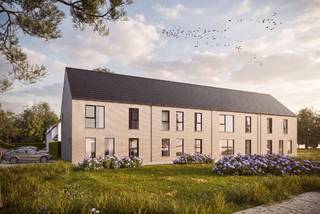 VASTE PRIJS - ENERGIEZUINIG - ALL IN AFWERKING OP MAAT! In deze gezellige verkaveling vlakbij het kloppende hart van Stekene worden 8 nieuwbouwwoningen gebouwd. Deze gesloten nieuwbouwwoning (lot 81) wordt gebouwd op een perceel van 187m2. De woning heeft een strak modern ontwerp en geniet van een optimale planindeling! Op het gelijkvloers is er een inkom met gastentoilet, een open leefruimte en een praktische wasplaats. Op de eerste verdieping bevinden zich 3 slaapkamers en een badkamer met bad + inloopdouche. De praktische zolder is toegankelijk met een uitschuifbare zoldertrap. De woning is voorzien van ULTRA energiezuinige technieken zoals een warmtepomp met vloerverwarming, regenwaterrecuperatie van 10.000L, ventilatie met warmterecuperatie, super isolerende beglazing, zonnepanelen,... Kom jij hier binnenkort thuis? Contacteer de bouwadviseur Ewout om meer informatie te ontvangen: 0497 588 888 - contact@huysmanbouw.be