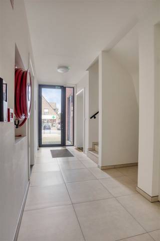 <p><span>Recent 1-slaapkamerappartement gelegen te Bevel aan de Nijlensesteenweg 36 bus 102, in Residentie “Cécil”, met terras, carport en autostaanplaats.</span></p><h3><span>Eerste verdieping</span></h3><ul><li><span>Inkomhal</span></li><li><span>Leefruimte met open keuken</span></li><li><span>Berging</span></li><li><span>Afzonderlijk toilet</span></li><li><span>Badkamer</span></li><li><span>Slaapkamer</span></li><li><span>Terras (±10,6m²)</span></li><li><span>Netto oppervlakte appartement: ±81m²</span> </li></ul><h3><span>Aanhorigheden</span></h3><ul><li><span>1 carport inbegrepen in de vraagprijs</span></li><li><span>1 autostaanplaats inbegrepen in de vraagprijs</span></li><li><span>Mogelijkheid tot aankoop van een tweede autostaanplaats voor €10.000</span></li><li><span>Gemeenschappelijke fietsenberging</span></li><li><span>Lift aanwezig</span></li></ul><h3><span>Algemene info</span></h3><ul><li><span>Recent appartementsgebouw / nieuwbouw</span></li><li><span>Verwarming via <strong>lucht-waterwarmtepomp</strong></span></li><li><span><strong>Vloerverwarming</strong></span></li><li><span>Ventilatiesysteem</span></li><li><span>Zonnepanelen</span></li><li><span>Energieprestatie: <strong>31,91 kWh/m²/jaar</strong></span></li><li><span>Elektrische installatie conform</span></li><li><span>Isolerende beglazing</span></li><li><span>Plat dak</span></li><li><span>P-score: <strong>A</strong></span></li><li><span>G-score: <strong>A</strong></span></li><li><span>Stedenbouwkundige bestemming: <strong>woongebied</strong></span></li><li><span>Omgevingsvergunning voor meergezinswoning verleend op <strong>29/04/2021</strong></span></li><li><span>Afgewerkt met kwalitatieve & duurzame materialen </span></li></ul>