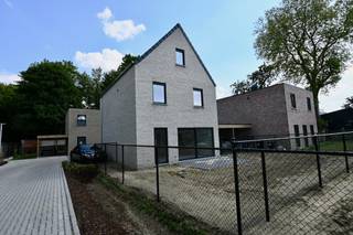 Nieuwbouwwoning in centrum Broechem met 3 tot 4 slaapkamers !<br /><br />Indeling : Inkomhal , apart toilet , woonkamer met open keuken , berging .<br />Verdiep : Nachthal , 3 slaapkamers , badkamer , apart toilet , wasplaats .<br />Vaste trap naar de zolderverdieping waar nog een 4de slaapkamer mogelijk is .<br /><br />Deze woning wordt voorzien van vloerverwarming met warmtepomp , zonnepanelen , ventilatiesysteem .<br /><br />Plannen en lastenboek te downloaden op onze website . <br /><br />Deze woning kan snel opgeleverd worden ! 