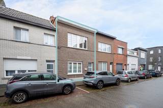 <strong>Instapklare gezinswoning in een rustige straat, vlak bij Antwerpen</strong><br /><br />In deze gerenoveerde woning kan je genieten van een uitzonderlijk rustige ligging in het hart van Merksem met uitzonderlijk goede mobiliteit. Een ideale thuis voor wie rustig wil wonen met Antwerpen centrum binnen handbereik!<br /><br />Pluspunten:<br />+ Recent gerenoveerd, keuken, vloeren, ramen, verwarmingsketel,..<br />+ Elektriciteit conform<br />+ 3 slaapkamers<br />+ Rustige straat in centrum van Merksem<br />+ Droge kruipkelder aanwezig<br /><br />De woning is gelegen in de Lebaudystraat 34 te 2170 Merksem, op wandelafstand van Albert Heijn en Lidl en op slechts enkele minuten van het Antwerpse stadscentrum per tram of fiets. Dankzij de renovatie is deze woning volledig instapklaar en afgewerkt met onderhoudsvriendelijke materialen. Een ideale opportuniteit voor gezinnen, koppels of starters die op zoek zijn naar een verzorgde woning op een sterke en rustige locatie.<br /><br />Is deze woning interessant voor u? Bel snel Raf op 0478.65.04.73 om een afspraak in te plannen!