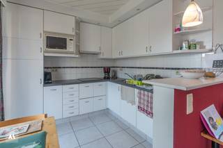 <p><strong>Instapklaar appartement met kelderberging en garagebox in een rustige wijk te Brasschaat</strong><br />Op zoek naar een lichtrijk en comfortabel appartement op een rustige locatie in Brasschaat, op wandelafstand van het bruisende centrum met vele winkels, horeca en het openbaar vervoer. De nabijheid van het treinstation 'Ekeren' en het op- en afrittencomplex 'Sint-Job-in-'t-Goor' zorgt voor een vlotte verbinding naar Antwerpen en Nederland.<br /><br /><strong>Beschrijving</strong><br />Het appartement, daterend van 1976, is gelegen op de eerste verdieping en beschikt over een bewoonbare oppervlakte van 75 m². Via de inkomhal bereikt u de lichtrijke leefruimte met open, volledig ingerichte keuken. De leefruimte geeft toegang tot het zuidoost-georiënteerde terras. Hiernaast beschikt het appartement over twee volwaardige slaapkamers (9 m² en 14 m²), een praktische berging, een moderne badkamer met inloopdouche en een gastentoilet. <br /><br />Bij dit appartement hoort een privatieve garagebox en een kelderberging, waardoor u geniet van voldoende extra bergruimte. Het appartement is momenteel verhuurd met een goed rendement.<br /><br /><strong>Troeven<br /></strong>✓ Centraal, toch rustig gelegen<br />✓ Twee volwaardige slaapkamers<br />✓ Privatieve garagebox en kelderberging<br />✓ Rendabele investering<br /><br />Kortom, een ideaal appartement voor starters, investeerders of wie op zoek is naar een comfortabel appartement op een uitstekende locatie. Zin in een bezoek? Contacteer <strong>Aertsen Makelaars</strong> vandaag nog!</p>