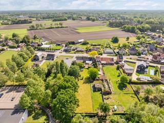 🏡 Te koop: karaktervolle en veelzijdige eigendom met uitzonderlijk veel mogelijkheden<br /><br />Deze unieke woning combineert authentieke charme, royale ruimtes en een uiterst flexibele indeling.<br />Ideaal als ruime ééngezinswoning, maar ook perfect geschikt voor wie wonen wil combineren met horeca, handel of andere professionele activiteiten.<br /><br />🚪 Binnenkomen met karakter<br />Bij het binnenkomen word je verwelkomd in een inkomhal afgewerkt met authentieke elementen.<br />Op het gelijkvloers bevindt zich een polyvalente ruimte die kan dienen als bureau, praktijkruimte of slaapkamer, samen met een gastentoilet.<br /><br />🍽️ Authentieke keuken met warme uitstraling<br />De keuken is volledig afgewerkt en voorzien van veel opbergruimte en vormt één geheel met een vaste tafel in werktablet.<br />Ze is uitgerust met kwalitatieve Miele-toestellen zoals een stoomoven, combi-oven, magnetron, keramische kookplaat, dampkap en vaatwasser.<br />Daarnaast is er een Amerikaanse koelkast met watervoorziening.<br />Achter de keuken bevindt zich een ruime bijkeuken, vroeger in gebruik als professionele keuken van het restaurant.<br />Deze ruimte biedt vandaag extra opslag en praktische mogelijkheden.<br /><br />🔥 Leefruimte &amp; voormalige horecaruimte<br />De leefruimte straalt karakter uit met een ingebouwde cassette in natuursteen en authentieke elementen.<br /><br />Naast de woonkamer bevindt zich een grote open ruimte met zicht tot in het dak, vroeger ingericht als restaurantgedeelte.<br />Deze indrukwekkende ruimte biedt een uitzonderlijk volume en tal van invullingsmogelijkheden, zoals extra leefruimte, atelier, praktijkruimte of commerciële invulling.<br />Dankzij de aparte inkomhal bij dit gedeelte leent de ruimte zich bovendien perfect voor een combinatie van wonen en werken.<br /><br />Aansluitend bevinden zich gastentoiletten, wat de vroegere horecafunctie nog extra benadrukt.<br /><br />🌿 Veranda als onderdeel van voormalige horecaruimte<br />De grote afgesloten veranda maakte vroeger integraal deel uit van het restaurant en biedt een prachtig zicht op de tuin en het terras.<br />Deze ruimte kan perfect geïntegreerd worden in een woon- of handelsconcept.<br /><br />🌳 Tuin met indeling en privacy<br />De tuin is ingedeeld in verschillende zones met een ruim terras, gezellige zithoeken en een aparte zij-ingang voor extra toegankelijkheid en privacy.<br /><br />🪵 Verdieping met karakter en potentieel<br />Op de verdieping bevindt zich een grote open ruimte met hoge plafonds, zichtbare eiken balken en een houten plankenvloer.<br />Deze ruimte kan volledig worden ingericht als extra slaapkamers.<br /><br />Momenteel is er reeds één ingerichte slaapkamer met aansluitende dressing, badkamer en toilet aanwezig. <br /><br />✨ Authentieke elementen<br />Doorheen de woning zorgen eiken deuren, een karaktervolle trap en een originele “Leuvense stoof” voor extra warmte en authenticiteit.<br /><br />💫 Een eigendom met uitzonderlijk potentieel<br />Deze woning is ideaal voor wie ruimte en karakter zoekt en biedt de perfecte mogelijkheid om wonen en werken te combineren in een unieke setting met geschiedenis en uitstraling.<br /><br />📞 Wenst u een bezoek of meer informatie? Neem gerust contact op.