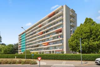 Dit charmante appartement op de eerste verdieping in Tienen biedt een comfortabele en praktische woonruimte, ideaal voor jonge gezinnen of koppels. Het appartement beschikt over twee ruime slaapkamers, perfect om in te richten als slaapkamers, een thuiskantoor of hobbyruimte. De badkamer is modern en functioneel, voorzien van alle noodzakelijke voorzieningen voor dagelijks comfort. Daarnaast is er een aangename leefruimte waar u gezellig kunt ontspannen of gasten kunt ontvangen. Het appartement beschikt ook over een garagebox.<br />Dankzij de centrale ligging in Tienen bent u dicht bij lokale winkels, openbaar vervoer en andere faciliteiten. Dit appartement combineert rust en bereikbaarheid, waardoor het een uitstekende keuze is voor wie wil genieten van het leven in de stad.