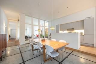 Vivre dans un loft dans le quartier du théâtre<br /><br />Caché derrière la ville, à quelques pas de la place du théâtre, se trouve un endroit où la lumière et le silence jouent le rôle principal.<br />Le salon, chaleureux et bien aménagé, est doté de parquet, d'un sol en pierre authentique et de plafonds exceptionnellement hauts. Terrasse couverte spacieuse attenante. <br />Chambre principale avec salle de bains attenante. Deux chambres supplémentaires, chacune avec sa propre salle de bains. Un bureau confortable donnant sur la verdure.<br /><br />Spacieux et pourtant intime. Urbain, mais étonnamment serein. Un appartement qui ralentit la vie citadine, sans pour autant la laisser de côté.