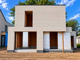 Wonen nabij natuurdomein de Hoge Dijken? Genieten van een ruime privé tuin die een oase van rust ademt, doch gelegen in een bruisende levende omgeving. Gelegen langs de Brugsesteenweg 265 Roksem op een perceel van 1.214 m² bouwt Residentie Vastgoed een exclusieve nieuwbouwvilla.<br /><br />De villa bestaat op de gelijkvloerse verdieping uit een ruime inkomhal, een lichtrijke woonkamer met open ingerichte keuken en een was -en bergruimte. Door de grote raampartijen wordt de tuin volledig in de leefruimtes opgenomen. Overigens kunt u vanaf de inkomhal naar een sas waar het apart toilet, de was -en bergruimte en de bedrijfsruimte op uitgeven. De woning beschikt over een handelsruimte van zo'n 32,30 m² groot met aparte ingang en voldoende parkeermogelijkheden op het perceel. Op de eerste verdieping bevinden er zich 3 ruime slaapkamers, waarvan 1 met dressing en ensuite badkamer, een nachthal met apart toilet, een bergruimte, een badkamer en extra hobbyruimte.<br /><br />De villa zelf is gelegen langs de Brugsesteenweg te Oudenburg, de verbindingsweg tussen Westkerke (Oudenburg) en Jabbeke. Vanuit Westkerke kunt u alle richtingen (Gistel, Eernegem, Oudenburg, …) uit. Nabij de villa vinden we natuurdomein de Hoge Dijken, alsook enkele speciaalzaken, supermarkten, …<br />Op 600 meter van de villa vinden we een bushalte, waardoor deze tevens via het openbaar vervoer vlot te bereiken is alsook vinden we op zo’n anderhalve kilometer zowel basisschool De Tandem te Roksem als vrije basisschool De Loopbrug te Zerkegem. <br /><br />Vraag gerust naar ons lastenboek en plannen op kantoor!<br />(Vg, WgLk, Gmo, Gvkr, Vv) ~ E-peil: max E30 ~ OU24182<br /><br />Voor meer uitleg maken wij graag met u een afspraak voor een persoonlijk gesprek! Tot binnenkort? Residentie Vastgoed<br /><br />Residentie Vastgoed treedt niet op als bemiddelaar maar als verkoper van het onroerend goed