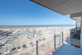 Op de vijfde verdieping van een stijlvol en verzorgd gebouw aan de Zeedijk in Duinbergen, bevindt zich dit prachtig gerenoveerde appartement met een uniek frontaal zeezicht. De volledige renovatie werd tot in de puntjes uitgevoerd door Chrisma, een naam die synoniem staat voor kwaliteit, verfijning en oog voor detail.<br />Bij het binnenkomen valt meteen de lichtrijke leefruimte op, waar grote raampartijen niet alleen zorgen voor een overvloed aan natuurlijk licht, maar ook een adembenemend zicht bieden op zee. Vanuit de leefruimte stap je zo het aangename, westgerichte terras op, waar je vanaf de late namiddag volop van de zon kunt genieten. De open indeling zorgt voor een ruimtelijk gevoel en maakt dit appartement bijzonder uitnodigend.<br />Met twee comfortabele slaapkamers en twee stijlvolle badkamers is dit appartement perfect uitgerust voor wie op zoek is naar een tweede verblijf aan zee met alle comfort, of een zorgeloze investering op toplocatie. Extra troeven zoals een privatieve kelder en een gemeenschappelijke fietsenberging verhogen het gebruiksgemak. <br />Bel ons op voor een vrijblijvend bezoek op 050/760760