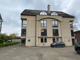 Dit instapklare appartement is gelegen aan de Ninovesteenweg 24 in Erembodegem.Het appartement beschikt over een lichtrijke leefkeuken, een aparte...