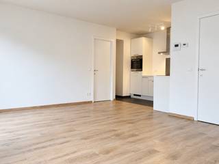 <p>Op een uitstekende locatie, vlak bij het Vlinderpaleis, de gezellige Troonplaats en het bruisende Zuid, bevindt zich dit trendy appartement van ca. 70 m² in residentie ‘Palacio’. Tal van leuke cafés en restaurants liggen op wandelafstand. Ook het openbaar vervoer en de belangrijkste invalswegen bevinden zich in de nabije omgeving, waardoor u geniet van een uitstekende bereikbaarheid.<br /><br />De inkomhal geeft rechtstreeks uit op de gezellige en lichtrijke leefruimte met halfopen keuken. Dankzij de grote raampartijen en de zuidwestelijke oriëntatie geniet u hier volop van de aangename avondzon. De keuken sluit mooi aan op de leefruimte en is uitgerust met een kookvuur, oven, koelkast en vaatwasser. Hier bevinden zich eveneens de aansluitingen voor wasmachine en droogkast.<br /><br />Via de nachthal bereikt u de twee slaapkamers. De badkamer is voorzien van een ruime inloopdouche en een dubbele lavabo.<br /><br />Tot slot beschikt het appartement over een apart gastentoilet.<br /><br />Een private kelderberging en gemeenschappelijke fietsenstalling zijn reeds begrepen in de huurprijs.<br /><br />Gemeenschappelijke lasten: 100 Euro per maand.<br />Alle nutsvoorzieningen (gas, water en elektriciteit) zijn privé op te nemen door de huurder.<br /><br />Beschikbaar vanaf 15 november 2026.</p>