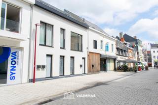VALIMMAS verhuurt in het centrum van Asse dit totaal gerenoveerd (quasi nieuwbouw) appartement met terras en tuintje....    

Gelijkvloers: privatieve inkomhal, berging, het gebruik van de gemeenschappelijke fietsenberging, en een privatief tuintje (aanleg en opsplitsing dient nog te gebeuren).    
De eerste verdieping omvat een salon, een eetkamer met open ingerichte keuken, een wasplaats en een toilet.    
De ingerichte dakverdieping bestaat uit een nachthal, een toilet, een badkamer met inloopdouche, twee slaapkamers, en een terras achteraan.   

Alles nagelnieuw, quasi nieuwbouw, eerste ingebruikname. Warmtepomp + vloerverwarming + passieve koeling. Incl. opbrengst elektriciteit van 10 zonnepanelen (4,5 kWp). Ventilatiesysteem D met warmtewisselaar.    
Geen bijkomende huurlasten.   

Rustig gelegen in het volle centrum, tegen de Markt, in een verkeersluwe éénrichtingsstraat. Alle centrumfunctie nabij: winkels, scholen, Markt, openbaar vervoer,… 

+++
Bezoekmoment inplannen? Dat kan eenvoudig via onze website www.valimmas.be. Klik vervolgens op de blauwe knop "BEZOEK DIT PAND" bij het pand van je keuze. Let op: afspraken maken kan enkel nog online.
+++