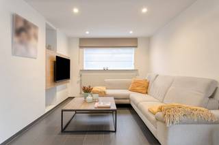 Venez découvrir ce bien lors de la pré-vente le samedi 21/02 de 10h à 1h30, prenez rendez-vous dès maintenant ! Cette maison prête à emménager est située dans un endroit calme à Waregem, à proximité du centre et des principales routes d'accès. Cette maison mitoyenne dispose de 3 chambres, d'un espace de vie agréable et d'une terrasse.MISE EN PAGERez-de-chausséeHall d'entrée - toilettes séparées - salon lumineux avec salle à manger attenante - cuisine (four, micro-ondes, lave-vaisselle, cuisinière, hotte) - rangement + buanderie - garage séparé - allée avec places debout - terrasse avec étang à poissonsPremier étageHall de nuit - chambre 1 - chambre 2 - chambre 3 - salle de bain (douche, baignoire, lavabo)Grenier avec escalierINFORMATIONS GÉNÉRALES- superficie 328m²- EPC favorable- double vitrage partout- chauffage par radiateurs à gaz et poêle à granulés- garage séparé- partiellement repeint- nouvelles portes en chêne- Réservoir de 3 000 litresLe bien est proposé selon la formule Pre-sale. Le 21/02/2026 entre 10:00 et 11:30, vous pouvez visiter le bien sur rendez-vous et faire une offre. Le prix affiché est un prix indicatif. Pour plus d'informations, veuillez contacter le responsable du dossier.