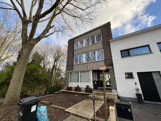 Discover this charming apartment in Aalst, ideally located and full of potential. With a living area of 85m², it offers two spacious bedrooms, perfect for young professionals or a small family. The apartment has a bright living room with large windows that offer beautiful views of the surrounding greenery. The kitchen is functional and equipped with all the necessary appliances, making cooking a pleasure.The bathroom stands out with its contemporary blue tiling and features a tub-shower combination, sink and toilet. Both bedrooms are spacious and bathed in natural light, thanks to the large windows that create a cozy atmosphere.Although there is no garage available, the apartment is located in a quiet neighborhood with plenty of parking options in the area. Enjoy close proximity to stores, schools and public transportation, making it an extremely practical location.This apartment combines comfort, light and a convenient location, making it a godsend for those looking to invest in real estate in the Aalst area. Don't miss this opportunity to make this promising apartment your own.