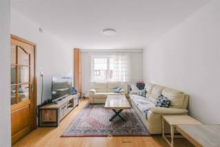 <p><span>SINT-AMANDSBERG - Woning met 4 slaapkamers en aangename buitenruimte </span></p><p><span> </span></p><p><span>Deze ruime stadswoning is een mooie opportuniteit voor gezinnen of wie op zoek is naar een woning met potentieel in Sint-Amandsberg. De aangename leefruimte en 4 slaapkamers zorgen voor een comfortabele basis. </span></p><p><span> </span></p><p><span>De belangrijkste troeven op een rij: </span></p><ul><li><span>4 ruime slaapkamers </span></li><li><span>Leefruimte, keuken en eetplaats met elkaar verbonden</span></li><li><span>Badkamer op het gelijkvloers </span></li><li><span>Overdekt terras en gezellige buitenruimte</span></li><li><span>Vlotte verbinding naar Gent, winkels en openbaar vervoer</span></li><li><span>Verder af te werken naar eigen smaak</span></li></ul><p><span> </span></p><p><span>Gelijkvloers: </span></p><p><span>Via de inkomhal bereikt u zowel de keuken als de leefruimte. Deze ruimtes sluiten mooi op elkaar aan en lopen door naar de eetplaats, wat zorgt voor een aangename en verbonden woonbeleving. Verder bevindt zich hier de badkamer met douche in bad, toilet en lavabo-meubel. </span></p><p><span> </span></p><p><span>Verdiepingen: </span></p><p><span>Op de eerste verdieping bevinden zich drie volwaardige slaapkamers. De bovenste verdieping beschikt over een bijkomende zolderkamer, ideaal als vierde slaapkamer, hobbyruimte of bureau. </span></p><p><span> </span></p><p><span>Buitenruimte: </span></p><p><span>Achteraan geniet de woning van een overdekt terras en een aangename buitenruimte.</span></p><p><span> </span></p><p><span>Praktische info:</span></p><p><span>Richtprijs: €375.000</span></p><p><span>EPC: Label E </span></p><p><span>Beschikbaarheid: overeen te komen </span></p><p><span> </span></p><p><span>Een woning met ruimte, verschillende mogelijkheden en een interessante ligging. Benieuwd naar de mogelijkheden? Neem contact op met ons kantoor en plan vandaag nog uw bezoek in. </span></p>
