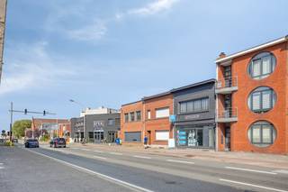 Indeling: Op de gelijkvloerse verdieping bevindt zich een gerenoveerde handelsgelijkvloers van ca. 70 m². De winkel is opgebouwd uit een toonzaal (59 m²), bureauruimte (5 m²), toilet, bergruimte (4 m²), buitenruimte (30 m²) en ruime kelder. Via een aparte inkomdeur hebben we toegang tot het bovenliggend 2-slaapkamerappartement van ca. 75 m². De indeling van het appartement is als volgt: inkomhal, leefruimte met open keuken (27,5 m²), slaapkamer 1 (13 m²), slaapkamer 2 (8 m²), nachthal met apart toilet en badkamer (4 m²).Troeven: - airco - dak geïsoleerd in augustus 2025 (12 cm PUR) - volledig instapklaar- buitenruimte - geluidsdempende beglazing - conforme elektriciteit - parkeergelegenheid voor de deur - Mobiscore 8,7/10 Bent u geïnteresseerd in deze opbrengsteigendom te koop in Wilrijk? Aarzel dan niet om contact met ons op te nemen. Wenst u uw eigendom ook te koop of te huur te stellen? We helpen u graag verder. Steeds tot uw dienst om u verder te helpen met al uw vragen over vastgoed!