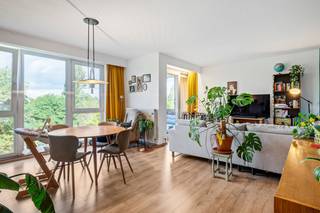 Groen wonen met de stad binnen handbereik? Dit verzorgde appartement aan de Rodekruislaan 1 in Berchem ligt tegenover een groenzone met speeltuin en wandelpaden. Ook het Te Boelaerpark, winkels, scholen, openbaar vervoer, station Berchem en de Ring bevinden zich in de nabije omgeving.<br /><br />Het appartement ligt op de vijfde verdieping van een gebouw uit 1989 en is bereikbaar met de lift. Via de inkom-, voorzien van een praktische inbouwkast, bereikt u de verschillende vertrekken.<br />De lichtrijke leefruimte biedt voldoende plaats voor een gezellige zithoek en eettafel. Dankzij de grote raampartijen geniet u hier van een open en groen uitzicht. Vanuit de leefruimte stapt u op het westgerichte terras (ongeveer 3 m²), waar u heerlijk van de middag- en avondzon kunt genieten.<br /><br />De afzonderlijke keuken is ingericht met een keramische kookplaat, oven, dubbele spoelbak en dampkap. Het appartement beschikt over twee slaapkamers (14 en 7 m²).<br />De badkamer is uitgerust met een ligbad met douchescherm, een dubbel lavabomeubel en aansluitingen voor een wasmachine en droogkast. Daarnaast is er een apart toilet.<br /><br />Pluspunten:<br />+ Groen en open uitzicht<br />+ Gunstig EPC / conforme elektriciteit<br />+ Appartement op de vijfde verdieping<br />+ Lift aanwezig<br />+ Westgericht terras<br />+ Twee slaapkamers (14 en 7 m²)<br />+ Gemeenschappelijke fietsenstalling<br />+ Centrale ligging nabij winkels en openbaar vervoer<br /><br /><br />Interesse in dit appartement? Neem contact op met VB Vastgoed via 03 337 50 70 of info@vbvastgoed.be voor meer informatie of een bezichtiging.