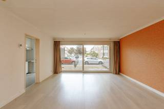 <p><strong>Bezoek mogelijk na het aanmaken van een huurdersprofiel: </strong>https://onid.mijnhuurprofiel.be/property/e1ea1929-ced1-4005-b4ca-2dec99816c4d</p><p><br /></p><p><strong>Comfortabel wonen in een kleinschalig gebouw. </strong><span>Dit appartement is gelegen in een rustige woonwijk nabij scholen, openbaar vervoer, winkel, horeca, het winkelcentrum met de Albert Heijn en invalswegen.</span></p><p><br /></p><p><strong>Het appartement bestaat uit</strong> een inkomhal - een lichtrijke leefruimte met sierschouw - een aparte keuken - twee slaapkamers waarvan één toegang geeft tot de tuin en tevens dienst kan doen als bureauruimte of dressing - een badkamer met douche - een toilet - een tuin.</p><p><br /></p><p><strong>Troeven</strong>: - Geen gemeenschappelijke kosten - Tuin - Mogelijkheid om de fiets te stallen</p>