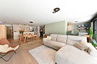 <p><span>Op een uitstekende ligging aan de bruisende Vaartkom in Leuven bevindt zich dit bijzonder ruime appartement van ca. 135 m², met een indrukwekkend zuidgericht terras van ca. 44 m². Het appartement beschikt over een EPC-label A en combineert ruimte, comfort en een uitstekende ligging vlak bij het centrum.<br /><br /></span><span>De ruime leefruimte met open keuken sluit mooi aan op het grote leefterras, dat volledig op het zuiden is gericht en uitkijkt op een aangenaam privatief groen binnenplein. Hierdoor geniet je van een rustige en groene omgeving midden in de stad. Op het terras is bovendien een regenwateraansluiting voorzien.<br /><br /></span><span>Het appartement beschikt over twee ruime slaapkamers, bereikbaar via een royale nachthal met praktische ingebouwde kasten. Ook de afzonderlijke waskamer werd voorzien van maatkasten en biedt heel wat extra bergruimte. Doorheen het appartement werd gekozen voor natuurlijke materialen zoals de volle houten parketvloer en een tijdloze afwerking. De verlichting is voorzien van dimmers, wat bijdraagt aan de aangename sfeer in de verschillende ruimtes.<br /><br /></span><span>Ook op vlak van energie en praktisch comfort scoort het appartement bijzonder goed. Het gebouw beschikt over zonnepanelen op het gemeenschappelijke dak, die bijdragen aan het verlagen van de gemeenschappelijke kosten. In de ondergrondse garage is camerabewaking aanwezig en werd reeds een voorbereiding voorzien voor het installeren van een laadpaal.<br /><br /></span><span>Een ondergrondse autostaanplaats én een private kelderberging zijn inbegrepen in de prijs. Daarnaast is er een gemeenschappelijke fietsenkelder aanwezig, eveneens met camerabewaking.<br /><br /></span><span>De ligging aan de Vaartkom vormt een absolute troef. Supermarkten, horeca, de wandelkade en verschillende recreatiemogelijkheden bevinden zich op wandelafstand. Ook het historische centrum en het station van Leuven zijn vlot te voet bereikbaar, terwijl de belangrijkste invalswegen een goede verbinding met de omgeving garanderen.<br /><br /></span><span>Een uitzonderlijk ruim en energiezuinig appartement met een groot zuidgericht terras, midden in één van de meest dynamische buurten van Leuven.<br /><br /></span><strong><span>Benieuwd naar dit appartement? Contacteer We Invest Leuven voor meer informatie of plan vandaag nog jouw bezoek.</span></strong></p>