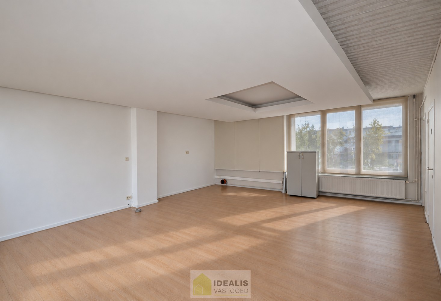 IDEALIS VASTGOED - HANDELSRUIMTE OP EEN ZEER GUNSTIGE COMMERCIËLE ZICHTLOCATIE IN HET CENTRUM VAN BERINGEN! Deze handelsruimte van + - 158m² is gelegen langs de Scheigoorstraat in het centrum van Beringen waardoor het een toplocatie is. Bovendien is er r - foto 5