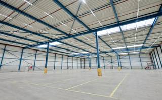 In dit logistieke magazijn 8.263m² met mezzanine 371m²en kantoren van 1.200m² te huur. De magazijnen behoren tot een logistiek center van 15.000m²...
