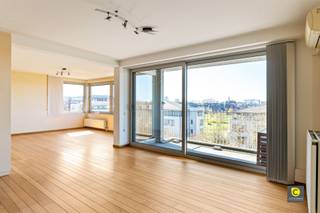   Salle de bains et salle de douche  La chambre principale dispose d'une grande armoire encastrée et d'une salle de bains attenante. Celle-ci est...