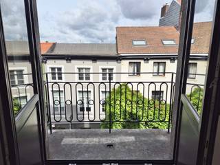Tussen de Zavel en het Egmontpark, dit charmant appartement van 56m² (volgens EPB) voor, gelegen op de 2de verdieping van een gebouw zonder lift, Rue des Minimes 54 in Brussel. De geoptimaliseerde indeling en de mooie volumes maken er een aangename en functionele leefruimte van. Het appartement bestaat uit een lichtrijke leefruimte met volledig uitgeruste open keuken van 30 m², een slaapkamer van 12 m², een douchekamer en een aparte toilet. Een terras van 7 m² sluit aan op de slaapkamer aan de achterzijde, terwijl een klein balkon de voorgevel siert. De verwarming is individueel op gas en het appartement beschikt overal over dubbel glas. De maandelijkse kosten bedragen €90 (provisie voor de gemeenschappelijke kosten en het privatief waterverbruik). Zeker te bezoeken.