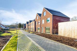 Uitzonderlijk gelegen nieuwbouwwoning te Grobbendonk.<br />Dit pand maakt deel uit van een nieuwbouwproject bestaande uit verschillende woningen en appartementen.<br />Slechts 2 appartementen en 7 woningen nog beschikbaar!<br /><br />Woning I indeling:<br />gelijkvloers: inkomhal met apart toilet, ruime en lichtrijke leef- en eetruimte en aansluitend de volledig geïnstalleerde keuken met ruime en koele berging.<br />1e V: drie slaapkamers, een opbergruimte/ dressing, apart toilet en een badkamer met alle comfort. Voorts beschikt deze woning over een vaste trap naar de zolderruimte die tevens kan dienen als 4de slaapkamer, hiernaast hebben we onze technische ruimte/ extra opslagruimte.<br />Een aangelegd terras en volledig afgesloten tuin zorgen voor de privacy.<br />De woning is ten slotte voorzien van vloerverwarming via een warmtepomp en zonnepanelen.<br /><br />Verkoop onder het btw-stelsel (6%!). Indien u voldoet aan de voorwaarde om aan te kopen onder 6% komt deze woning neer op € 405.000 (excl. notariskosten).<br />Heeft u graag meer informatie? Wenst u een bezoek aan deze woningen? Contacteer IMMO SP op het nummer 014/5.95.00 of via caro@immosp.be.