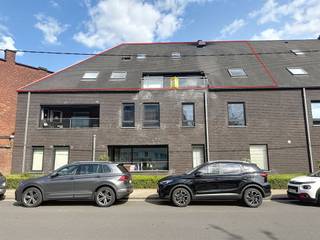 <p><span>Duplex-appartement in het centrum van Roeselare.</span></p><p><span> </span></p><p><span>De indeling is als volgt:</span></p><p><span> </span></p><p><span>Inkom met voorkamer en aparte berging + toilet, leefruimte met open keuken en terras, 3 slaapkamers en een badkamer met bad, lavabo en toilet. </span></p><p><span> </span></p><p><span>Daarnaast beschikt het appartement over een private garagebox (inbegrepen in de huurprijs).</span></p><p><span> </span></p><p><span>€ 50 syndic/maand. </span></p><p><span> </span></p><p><span>Beschikbaarheid: 01/10/2025 of eerder in onderling overleg met de huidige huurder.</span></p><p><span> </span></p><p><span>Bij interesse kunt u via volgende link uw huurdersprofiel aanmaken: <span>https://clee.be/nl/app/kandidaat-stellen/0476526158/cba05d0d-5777-f011-b481-6045bd878ff4</span></span><span> </span></p>