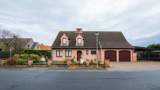 Deze alleenstaande woning is gelegen in een residentiële en rustige buurt op een boogscheut van het centrum.<br />Door zijn centrale ligging zijn tal van faciliteiten in de buurt alsook goede verbinding naar de Ringlaan N35.<br />De woning heeft dubbele inpandige garage met 1 automatische poort, dubbele carport achter gesloten automatisch hekken en vooraan parkeerplaats voor 3 wagens.<br />Achteraan kunt u vertoeven in de zuidwest gelegen tuin met terras en tuinhuis.<br /><br />Gelijkvloers: inkomhal - gastentoilet - ruime leefruimte met eet- en zithoek voorzien van prachtige sierschouw met houthaard en centrale verwarming op gas - keuken met kwalitatieve toestellen en voorzien van ruimte voor eetplaats - kelder - 2 ruime slaapkamers - badkamer met ligbad, douche en dubbele lavabo - veranda met toegang naar tuin.<br /><br />1e V: nachthal - 3 ruime slaapkamers met centrale verwarming gas - kleine bergruimte.<br /><br />Algemeen:<br />- EPC 201 - label C<br />- Grote automatische zonneluifel achteraan<br />- Toplocatie en dichtbij centrum en scholen<br />- Vrij vanaf 15/12/2025<br /><br />Huurprijs: € 980/maand.<br /> 