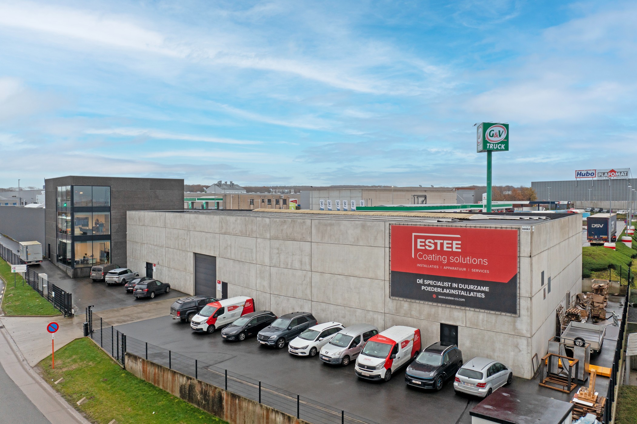 Bedrijfsgebouw met magazijn 1.270m² en kantoor 450m² vlak aan E17 te Waregem - foto 1