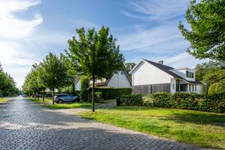 Welkom in deze stijlvolle en energiezuinige villa aan de Charleslei in Vriesdonk, een van de meest gegeerde woonwijken van Brasschaat. Deze...