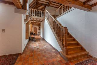 Te midden van het groene en glooiende landschap van Oosterzele bevindt zich deze uitzonderlijke vierkantshoeve met binnenkoer, paardenfaciliteiten...