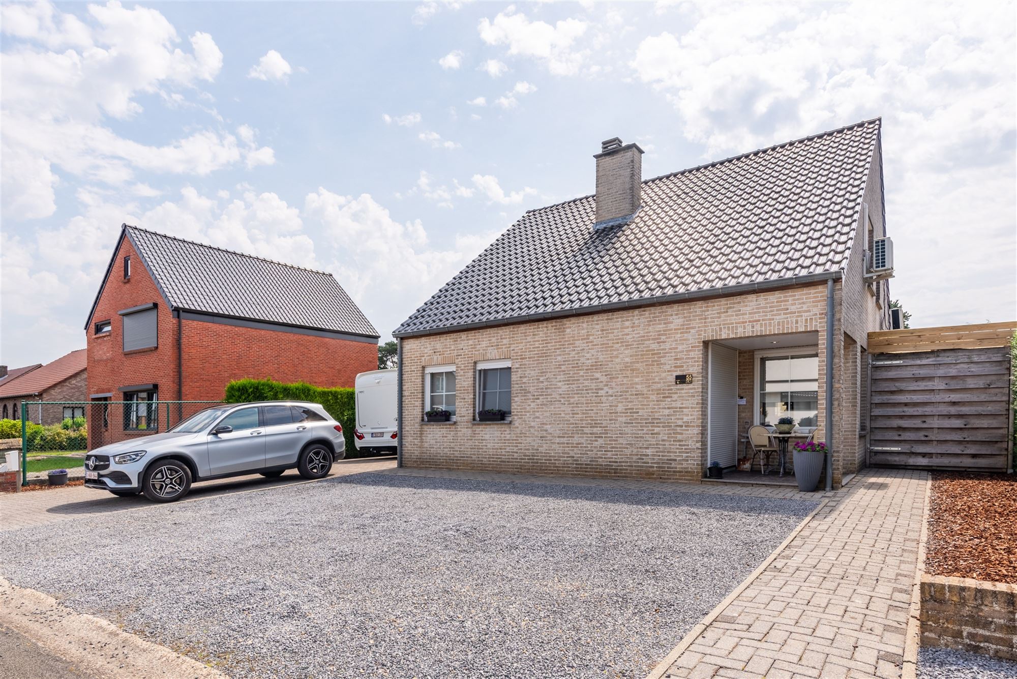 Vrijstaande woning op 763 m² met veranda en zonnige tuin  - foto 2