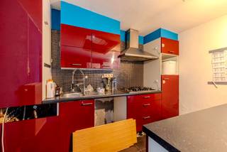 Volledig te renoveren woning in Turnhout op perceel van 190 m²! De woning biedt tal van mogelijkheden om te renoveren en de technieken zijn reeds vernieuwd.<br /><br />Troeven : <br />- te renoveren naar eigen smaak<br />- mooie leefruimte met aanpalende keuken<br />- nieuwe HRM condensatieketel Bosch<br />- zonneboiler<br />- EPC label C<br />- elektriciteit vernieuwd<br />- 2 ruime slaapkamers<br />- centraal, rustig gelegen <br />- nabij invalswegen / centrum<br /><br />Via de leefruimte kom je in de aanpalende keuken en achterliggende badkamer. Verder kan je vanuit de keuken naar het ingesloten terras. Op de verdieping bevinden zich 2 ruime slaapkamers. De voortuin kan je perfect omvormen om in alle rust te genieten van je tuin. <br /><br />Zin om van deze woning je nieuwe thuis te maken ? <br />Bel ons voor een afspraak ter plaatse om het potentieel van deze woning te bekijken op 03/283 62 43!